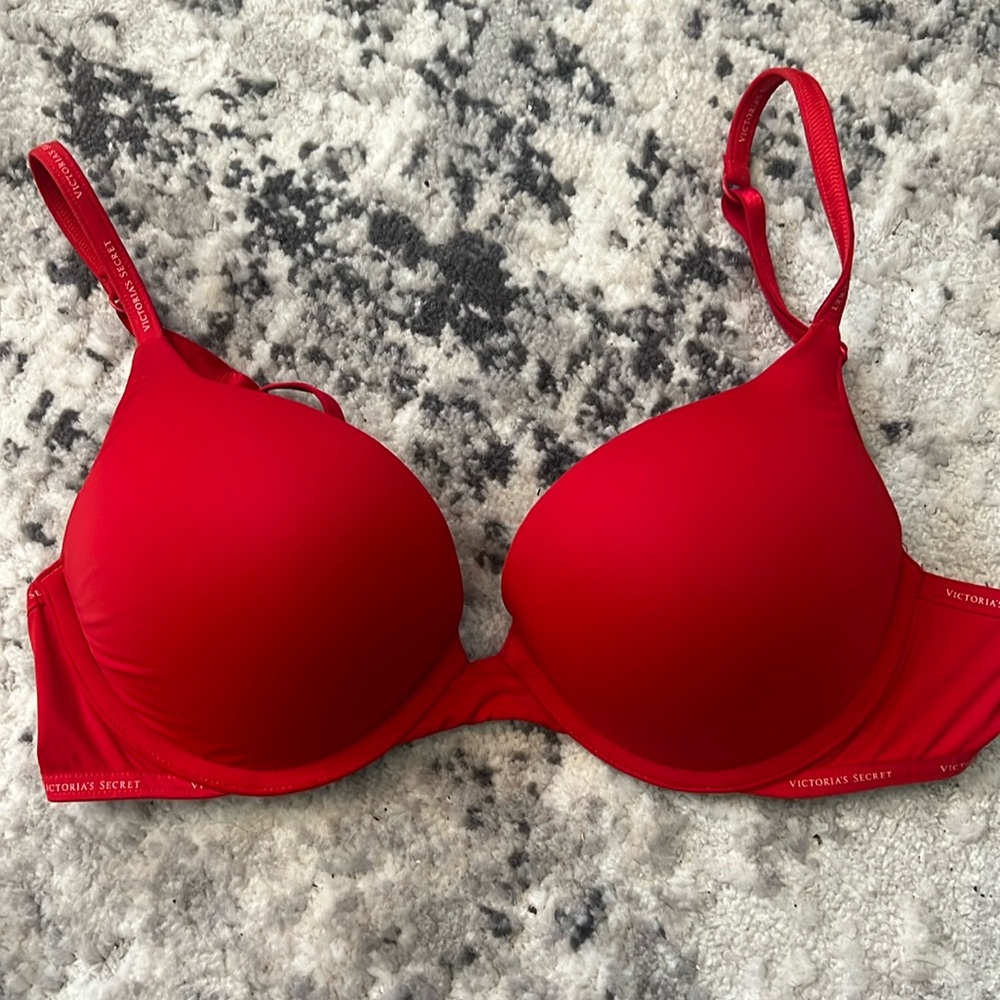 Victoria’s Secret - Red T-shirt Push-Up Plunge - 34B